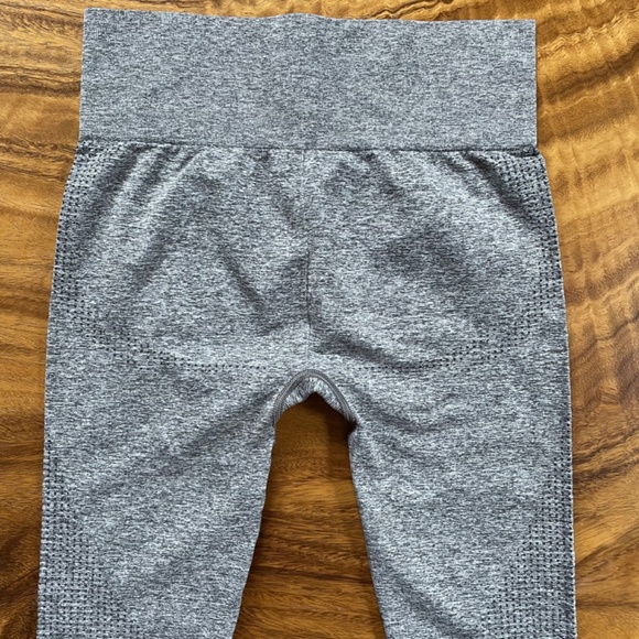 Gymshark 2 Piece Set, Vital Seamless Crop Top, Leggings, Grey Marl, Size Medium - Picture 8 of 10
